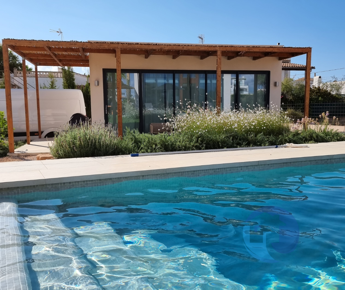 Imagen de cassa con piscina y furgoneta de trabajo al fondo 1125x944